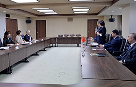 訪問団の方のあいさつを聞く市長