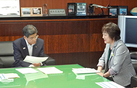市長が大臣に要望の内容を説明する様子