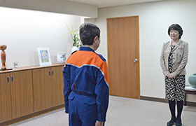市長が女性消防隊長から報告を受ける様子