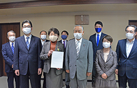 依頼を受ける市長の様子1