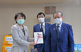 寄贈を受ける市長の様子1