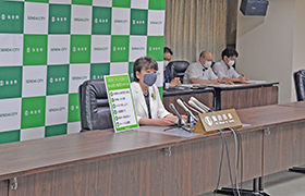 会見する市長の様子2