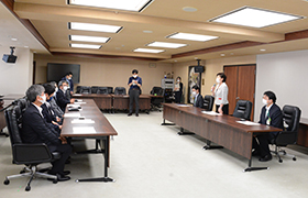 挨拶する市長