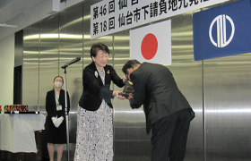 表彰する市長1