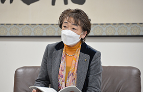 答申書について説明を受ける市長2
