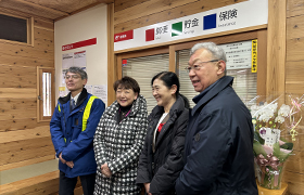 見学をする市長