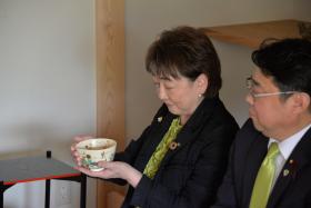 茶会に出席する市長2