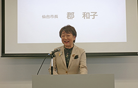 あいさつする市長