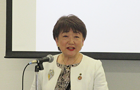 あいさつする市長