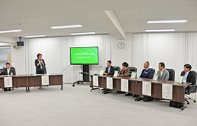 あいさつする市長