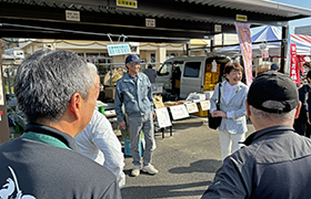視察する市長