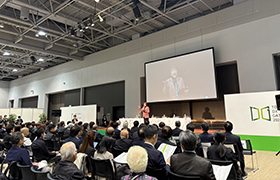 あいさつする市長