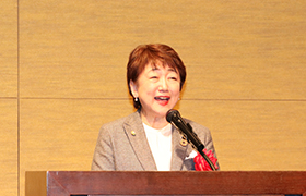 あいさつする市長