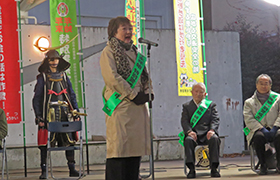 あいさつする市長