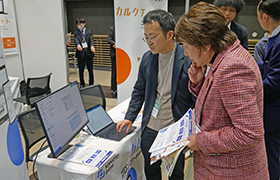 視察する市長