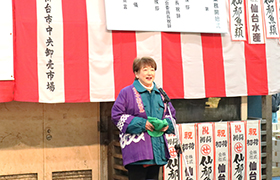 あいさつする市長