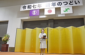 あいさつする市長