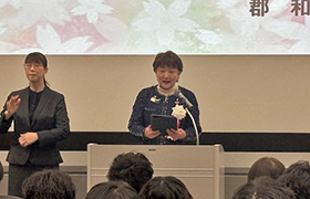 あいさつする市長