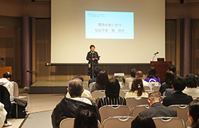 あいさつする市長