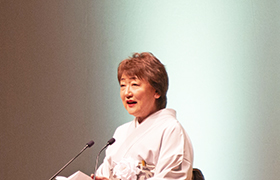 あいさつする市長