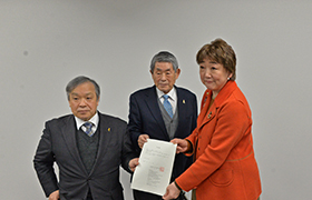 要望書を受け取る市長