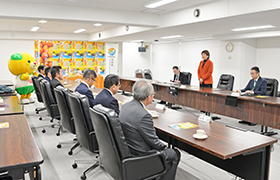 あいさつする市長