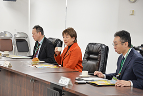 試飲する市長