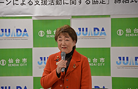 あいさつする市長