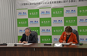 協定書に署名する市長