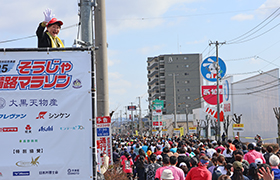 スターターを務める市長
