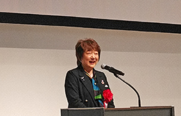 あいさつする市長