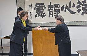 表彰状を渡す市長