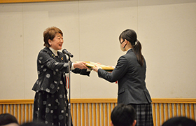 表彰状を渡す市長
