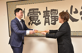 感謝状を贈呈する市長