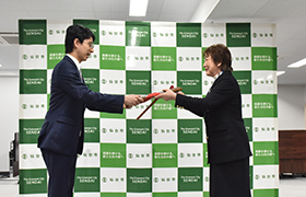賛辞の楯を贈呈する市長