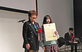 表彰状を渡す市長