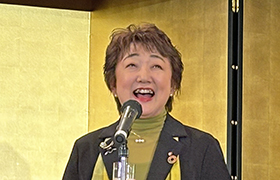 あいさつする市長