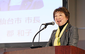 あいさつする市長1