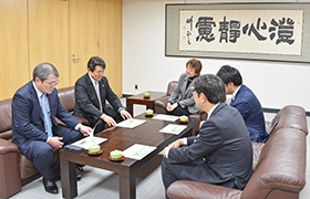 懇談する市長