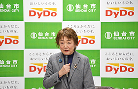 あいさつする市長