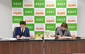 協定書に署名する市長