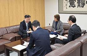 説明を受ける市長