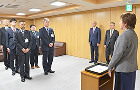訓示する市長
