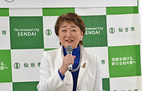 あいさつする市長