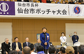 あいさつする市長