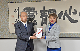 目録を受け取る市長