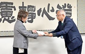 報告書を受け取る市長