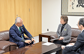 説明を受ける市長