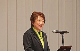 あいさつする市長