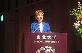 あいさつする市長